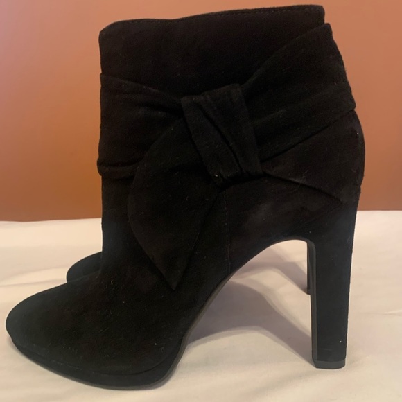 Gianni Bini Leather Suede Bootie With Bow on one Side . Zipper the other side. - Picture 3 of 8
